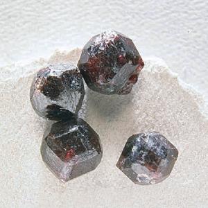 Almandine single crystal